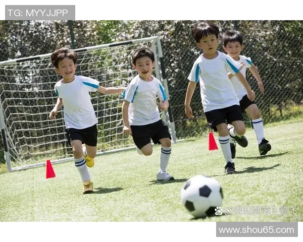 足球明星小身体照片展示运动魅力与青春活力的精彩瞬间