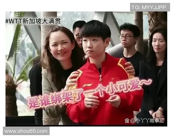 熊孩子与足球明星亲密合影展现童趣与梦想的完美结合